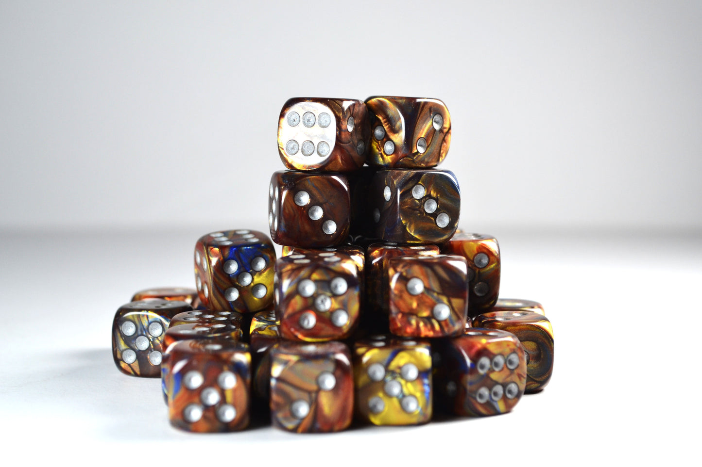 Lustrous Gold Silver D6 Set - True Strike Dice